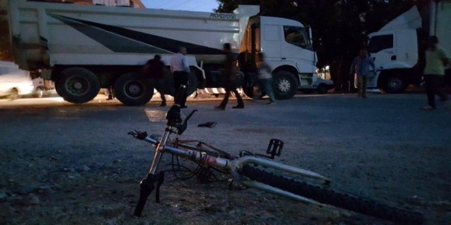 Kamyonun altında kalan bisikletli çocuk ağır yaralandı