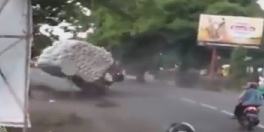 Kamyonetteki fazla yükün kaçınılmaz sonu kameralara yansıdı
