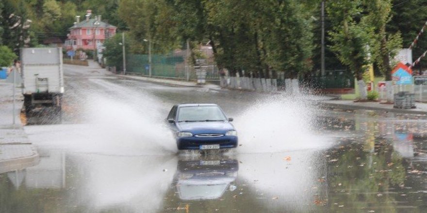 Bolu’da yağmur ve fırtına hayatı felç etti