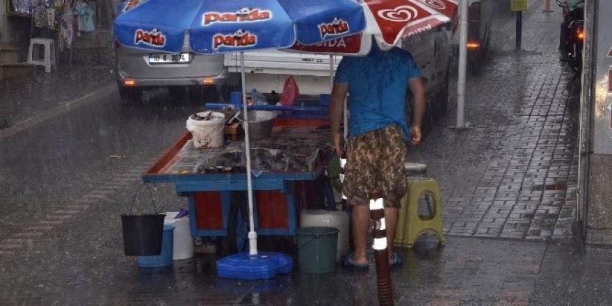 Aniden bastıran yağmur Bandırmalılara zor anlar yaşattı