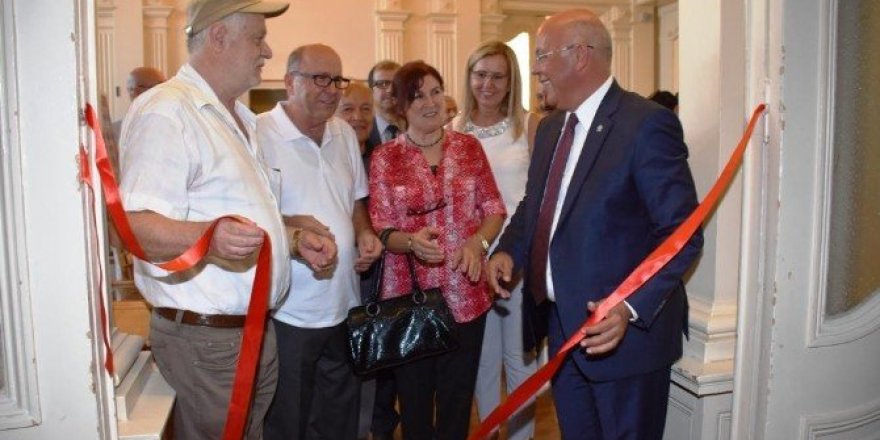 Başkan Eşkinat, “Perde ve perde arkası” resim sergisi açılışına katıldı