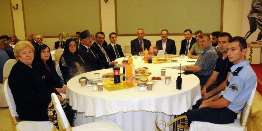 Başkan Şahin, gaziler ve şehit ailelerini yemekte ağırladı