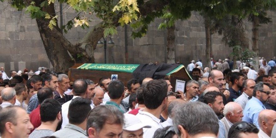 Beton mikserinin altında hayatını kaybeden işçi toprağa verildi