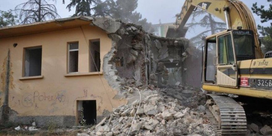Söğüt’te uzun zamandır boş olan eski Sağlık Ocağı ve lojman binalarının yıkımına başlanıldı