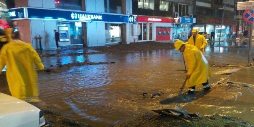 Çılgına dönen esnaflar, ekipler gelmeden başkanı göndermedi