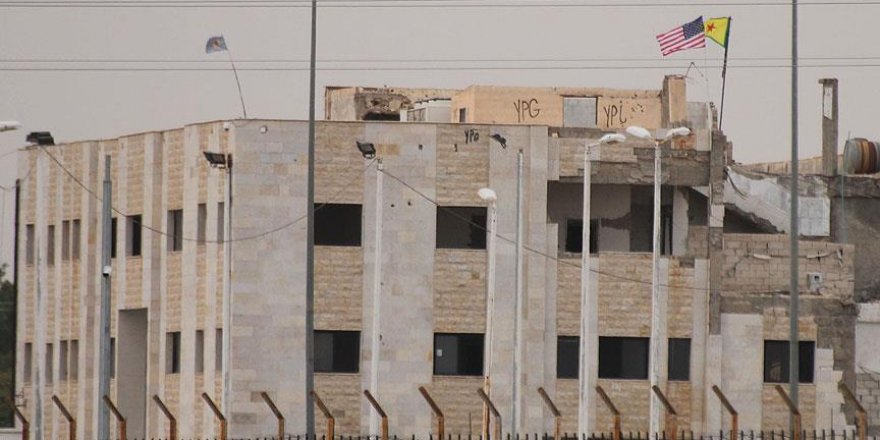 Suriyelilerden PKK/PYD'nin astığı ABD bayrağına tepki