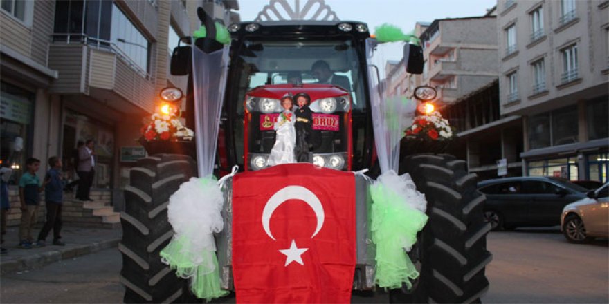 Damat çiftçi olunca traktörü gelin aracı yaptı
