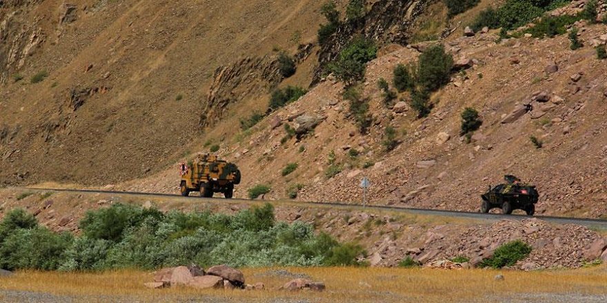 Hakkari'de 2'si uzman çavuş 4 kişi kaçırıldı