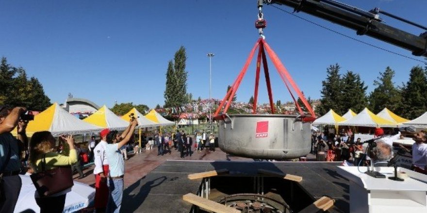 Gaziantep, dünya barışı için 3 ton 192 kilo aşure pişirdi