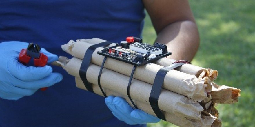 Dinamit görünümlü çalar saat hediyesi, polisi alarma geçirdi