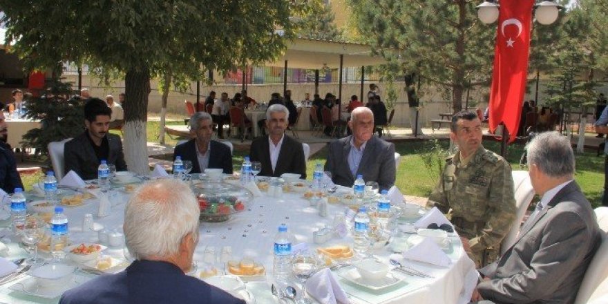 Hakkari’de şehit ve gazi ailelerine yemek verildi
