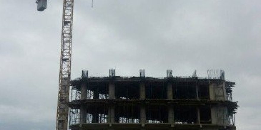 Atıl durumdaki dev vinç tehlike saçıyor