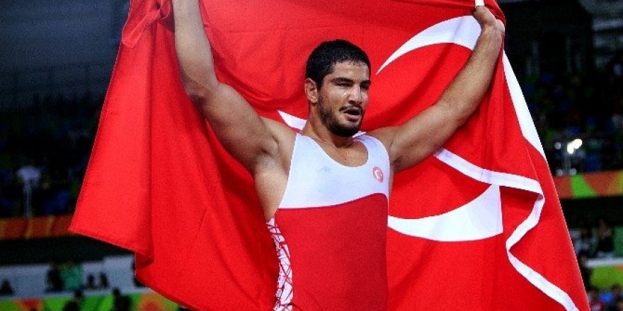 Akgül ve Çebi dünyanın en iyi güreşçileri seçildi