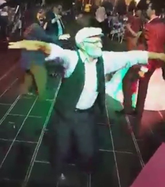 80’lik dedenin düğündeki dansı izlenme rekorları kırdı