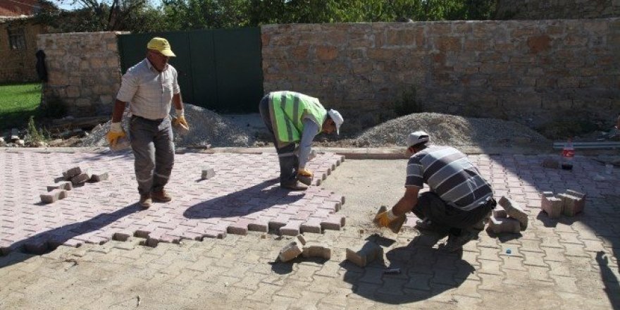 Seydişehir’in Ketenli Mahallesi’nde kilitli parke taş çalışmaları sürüyor