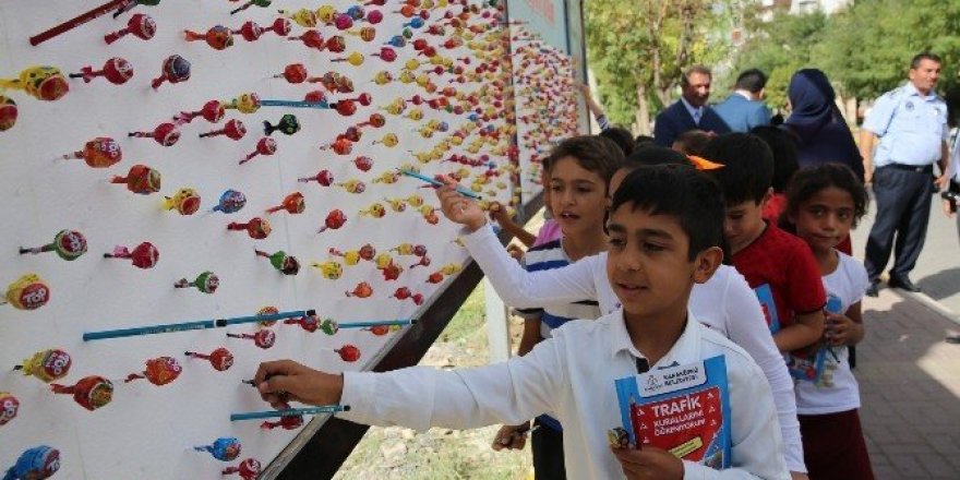 Öğrencilere billboardlarda kalem ve şeker sürprizi