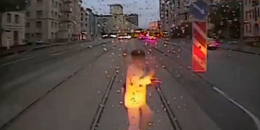 Dikkatsiz kadın tramvayın altında can verdi