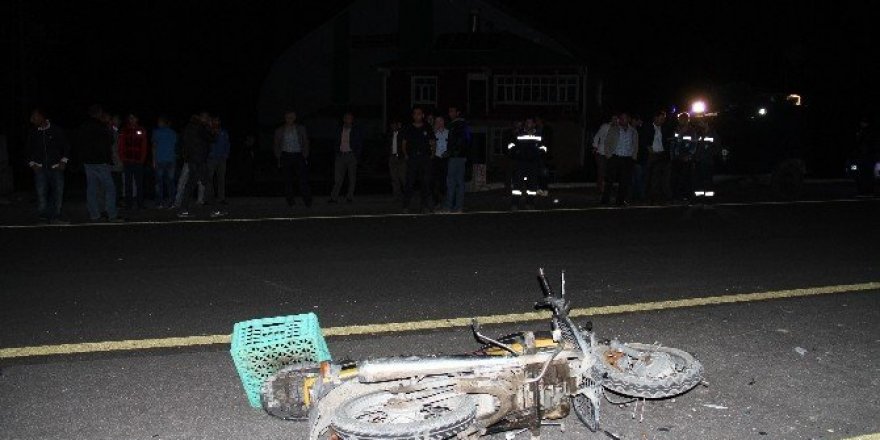 Motosiklet minibüse çarptı: 1 yaralı