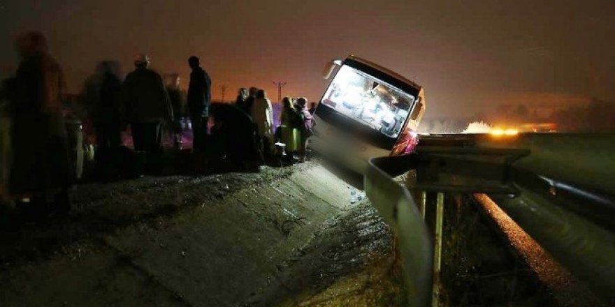 Yoldan çıkan otobüs bariyerlere yaslanarak durabildi