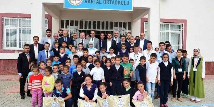 Dulkadiroğlu Belediyesi’nden öğrencilere kırtasiye yardımı