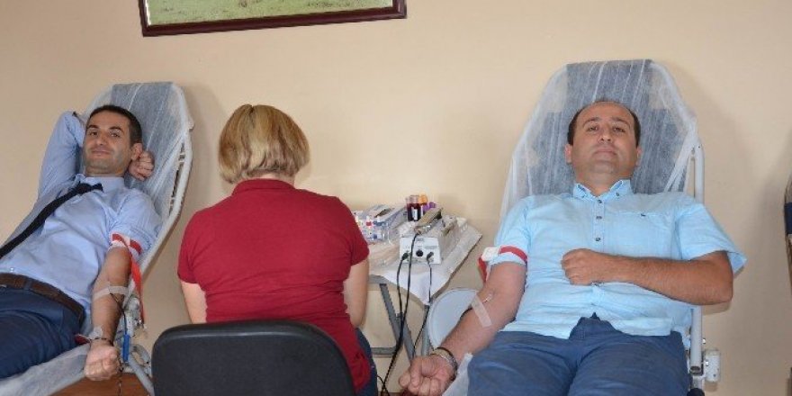 Kızılay ziyaret etti, personel kanını bağışladı