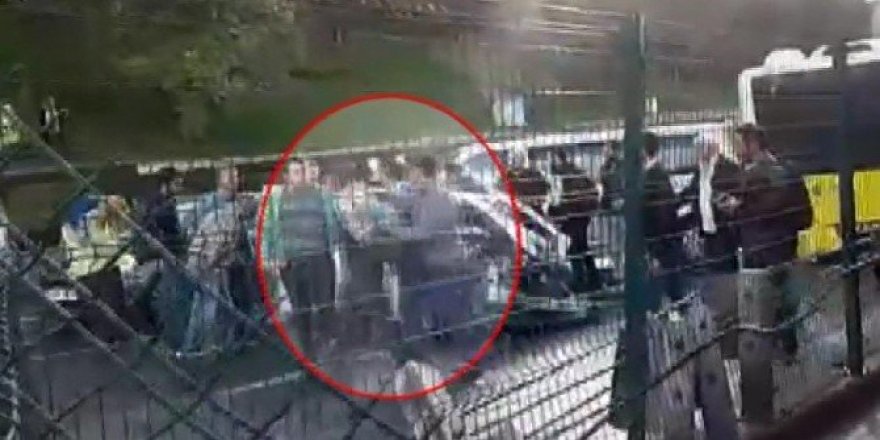 Şoföre şemsiyeyle saldıran kişinin gözaltına alınması kamerada