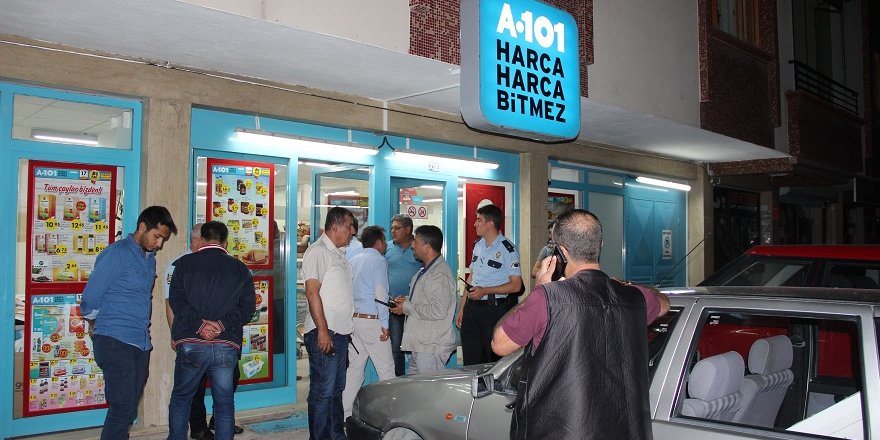 Silahlı gasp anı güvenlik kamerasında