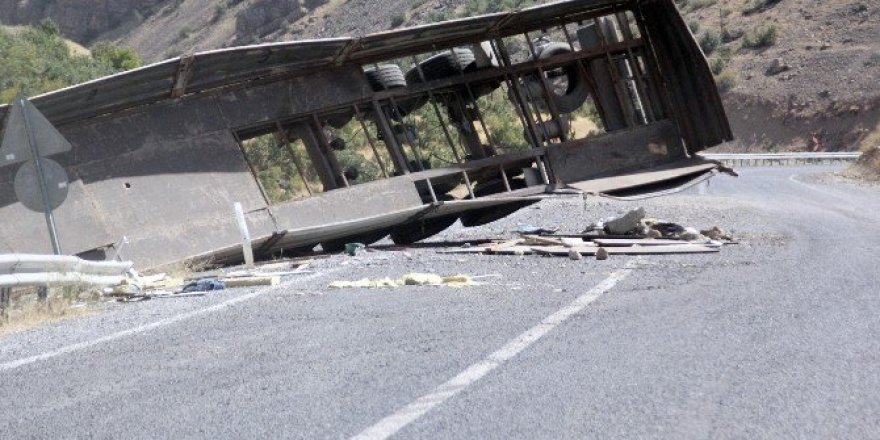 Karayolundaki Tır, kazalara davetiye çıkarıyor