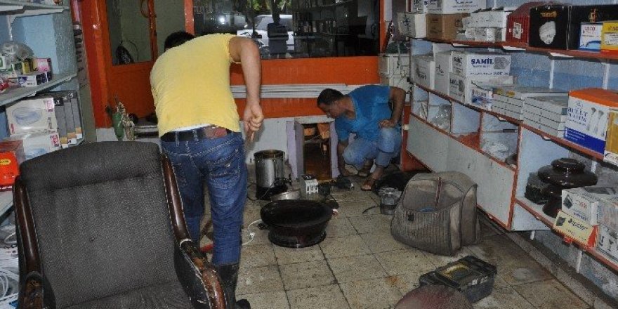 Reyhanlı’da aşırı yağış ev ve iş yerlerini sular altında bıraktı
