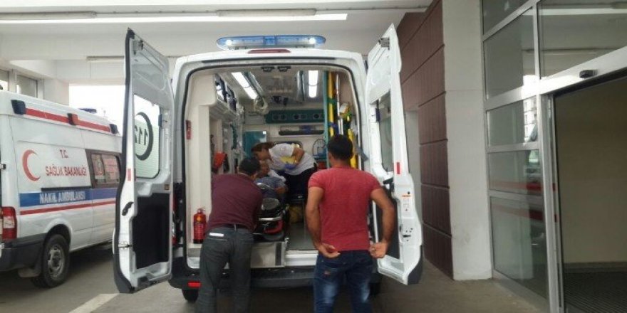 Çöp kamyonundan düşen temizlik personeli yaralandı