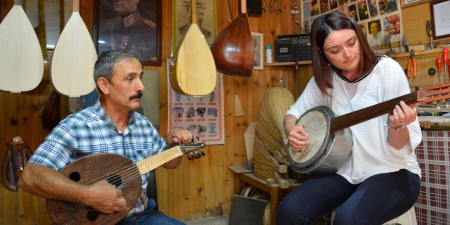 Ürettiği ve çaldığı sazın eğitimini de veriyor