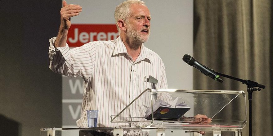 İngiltere'de İşçi Partisi lideri Corbyn koltuğunu korudu