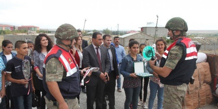Kız öğrencilerden, görev başındaki Mehmetçik ve polise anlamlı ziyaret