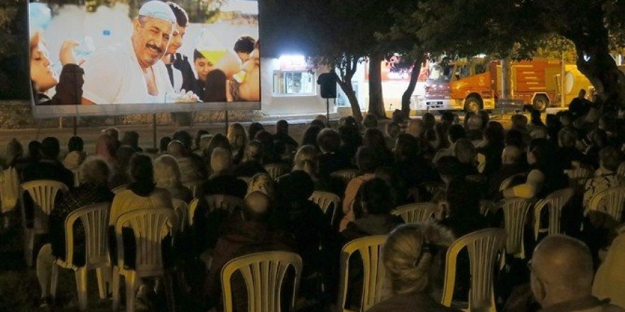 Yüzlerce vatandaş açık havada ‘İftarlık Gazoz’ filmini izledi