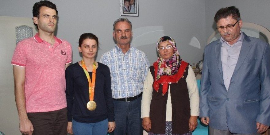 Görme engelli sporcu tarih yazdı, ödülü ailesine getirdi