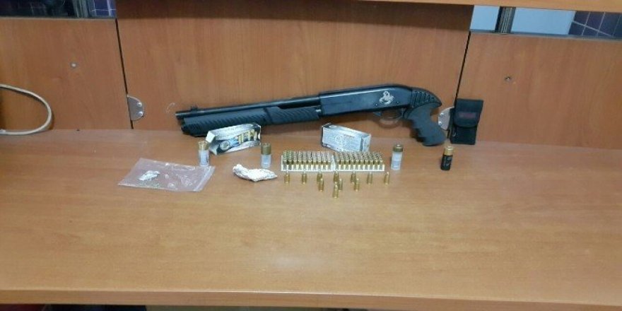 Şüpheli araçtan uyuşturucu ve silah çıktı