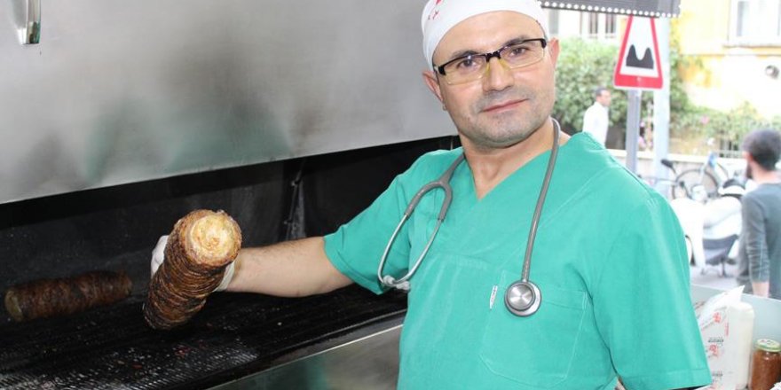 Doktor kıyafetiyle kokoreç satıyor