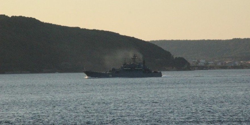 Rus savaş gemisi Çanakkale Boğazı’ndan geçti