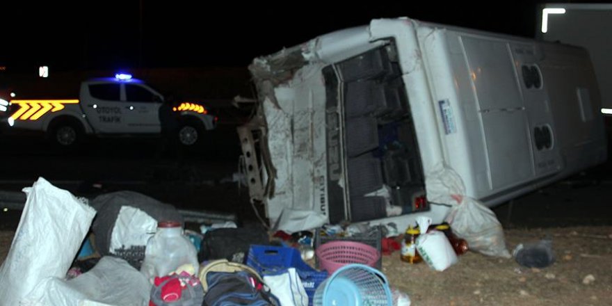 Suriyelileri taşıyan midibüs, tırla çarpıştı: 25 yaralı