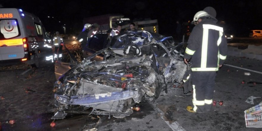Konya'da kamyon otomobile çarptı: 2 ölü, 1 yaralı