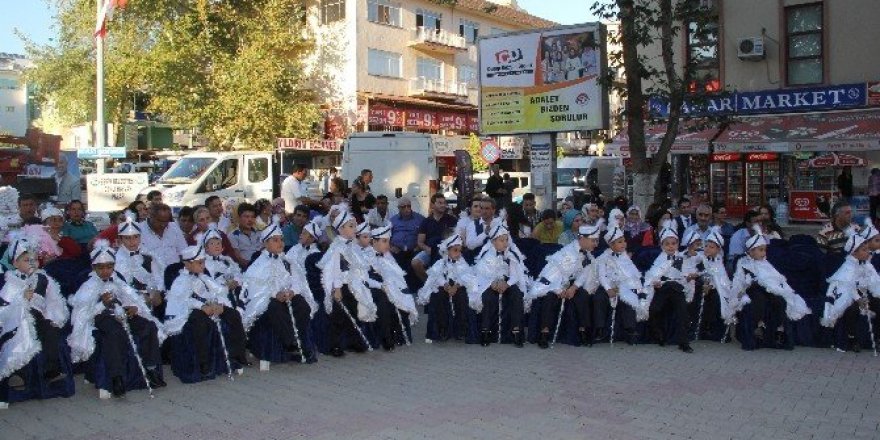 40 çocuk erkekliğe ilk adımı attı.