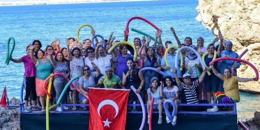 Muratpaşalılar denizde su jimnastiği yaptı