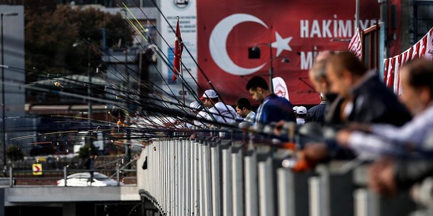 Galata Köprüsü'nda balık tutma yarışması