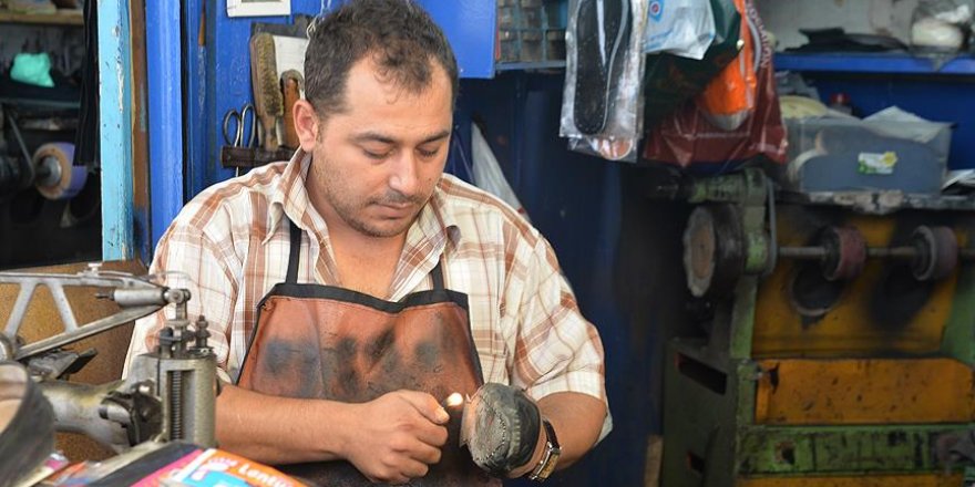 Öğretmen olamayınca ayakkabı tamircisi oldu