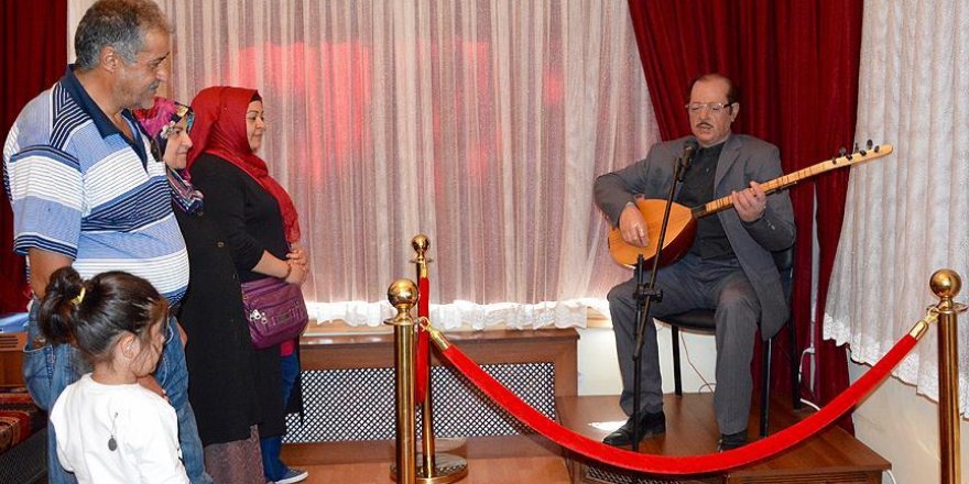 Neşet Ertaş heykeli ziyaretçilerini türkülerle karşılıyor