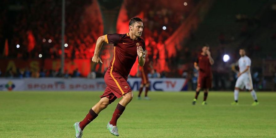 Totti ligdeki 250. golünü attı