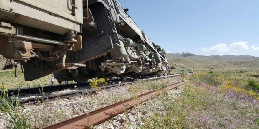 Yük trenine bombalı saldırı: 1 yaralı