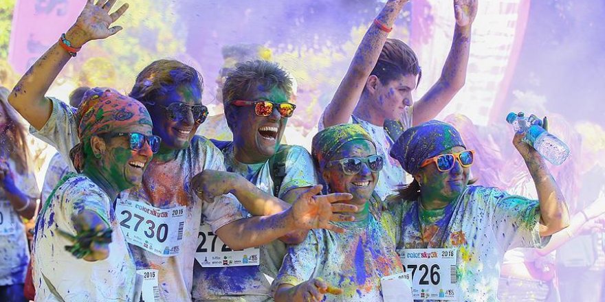 İzmir'de 'renkli koşu' festivali düzenlendi