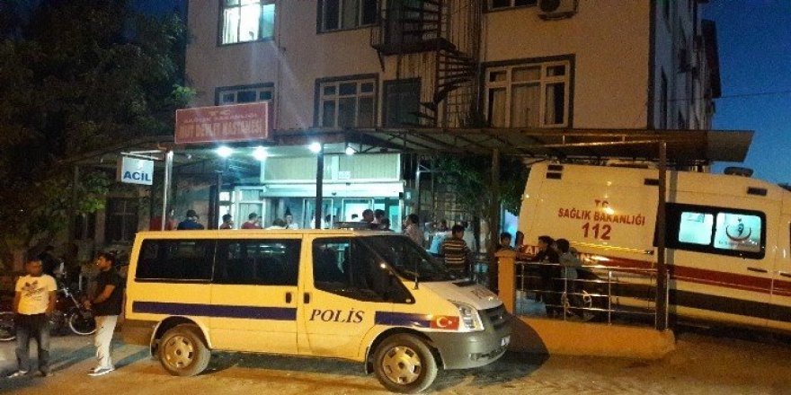 Mut’ta seyir halindeki araç tarandı: 5 yaralı
