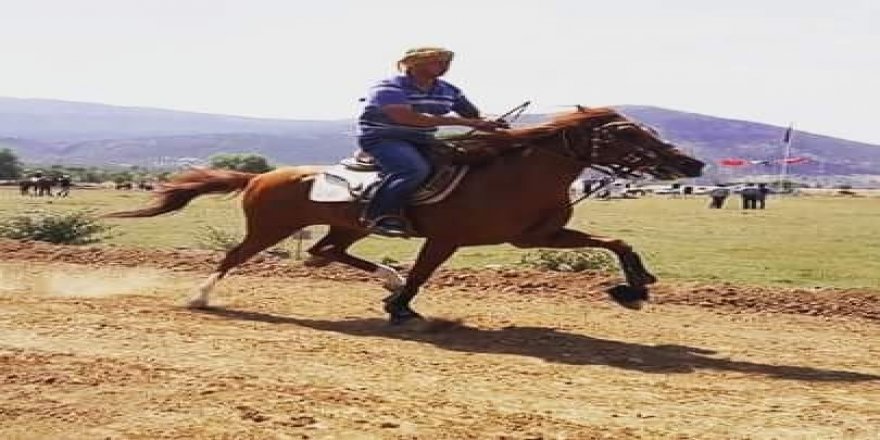 Devrilen atın altında kalan jokey öldü
